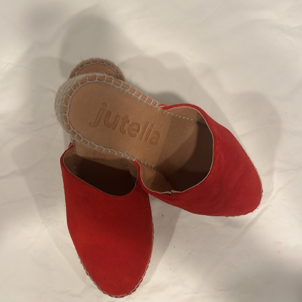 Jutelia Women's Red Suede Slip-On Shoe.🆕 - Picture 2 of 8